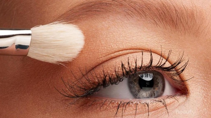 Pemula Menggunakan Eyeshadow? Mudah, Yuk Terapkan Tips Make Up Pemula Ini!