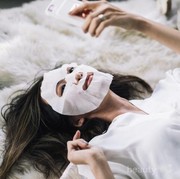 Hobi Pakai Sheet Mask? Ini 3 Hal Penting yang Wajib Kamu Tahu!