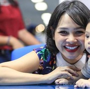 Moms, Kamu Setuju Enggak Sama Cara Andien Merawat Anaknya?
