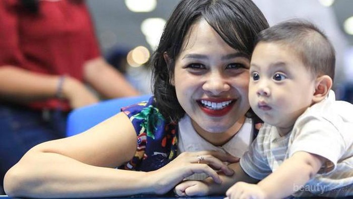 Moms, Kamu Setuju Enggak Sama Cara Andien Merawat Anaknya?