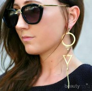 Hiiii! Telinga Kok Jadi Bau Gara-Gara Pakai Anting? Ini Penyebabnya!