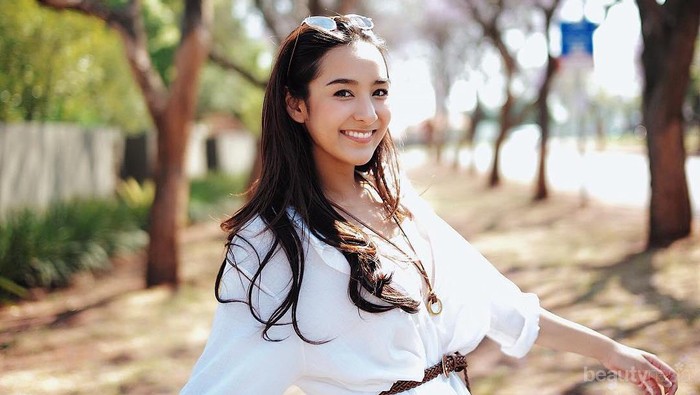 Wah, 4 Pilihan Warna Baju Ini Bisa Bikin Kulitmu Terlihat Lebih Cerah Lho!