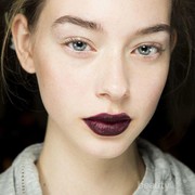 Ladies, Inilah Tips Mudah Menggunakan Vampy Lipstick Tanpa Terlihat Tua!