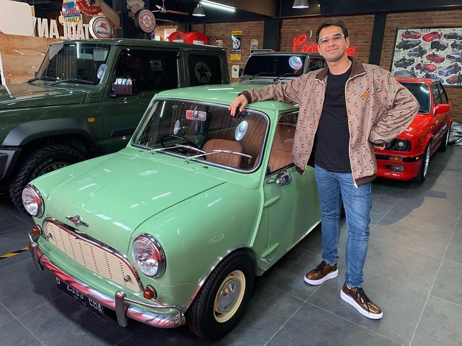 Ulasan mengenai sejumlah mobil klasik dan mewah koleksi Andre Taulany mulai dari Mini Morris hingga Ford Mustang.