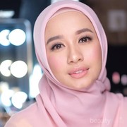 Tips Tampil Anggun dengan Hijab Menutup Dada ala Laudya Cynthia Bella