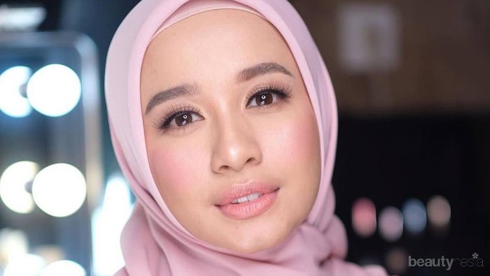 Tips Tampil Anggun dengan Hijab Menutup Dada ala Laudya Cynthia Bella