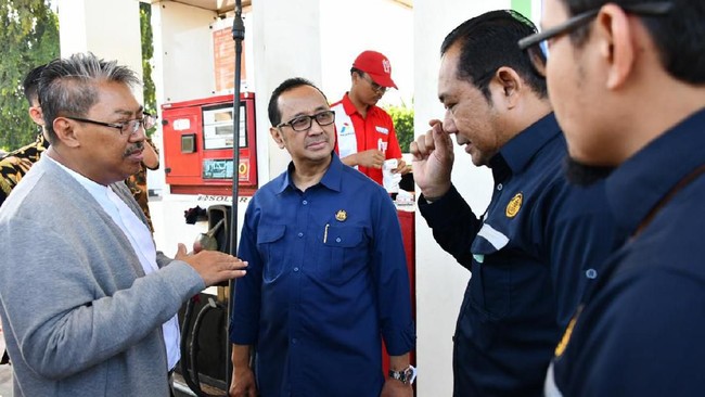 Komite BPH Migas melakukan pengawasan penyaluran BBM dan penerapan IT Nozzle secara langsung di salah satu SPBU di Tangerang, Selasa (10/3).