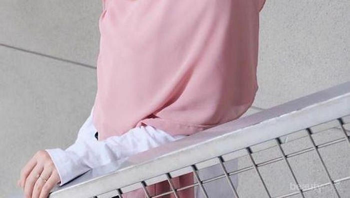 Formal dan Fashionable, Gaya Hijab Syar'i Ini Cocok Banget Dipakai Ke Kantor