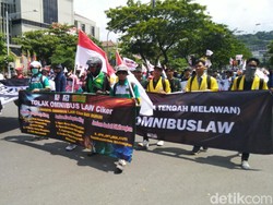 Tolak Omnibus Law, Buruh dan Mahasiswa Geruduk DPRD Jateng