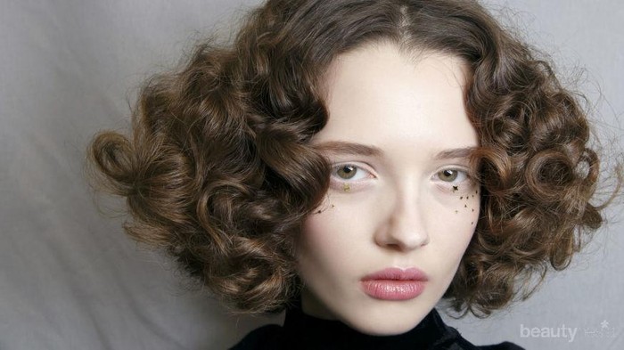 Jangan Sampai Direbonding! Begini Cara Merawat Rambut Keriting yang Benar Lho Ladies!