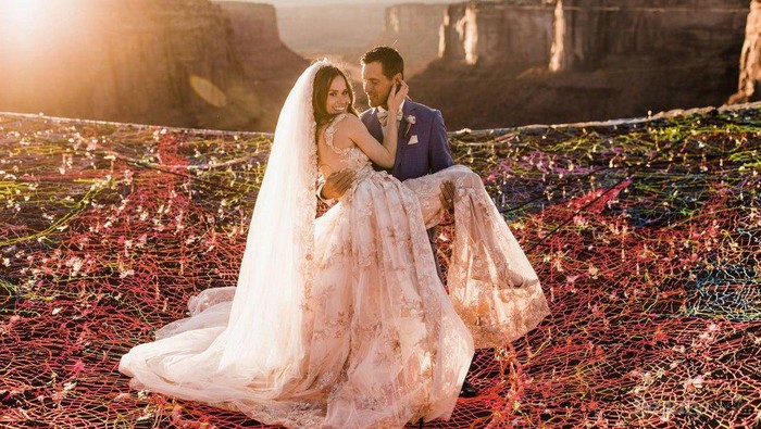 Sungguh-Sungguh Terjadi, 5 Pasangan Ini Menikah di Lokasi yang Ekstrim Banget!