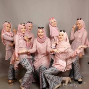 Tidak Tampak Tua, Ini 6 Inspirasi Paduan Gaya Kebaya Brokat untuk Remaja