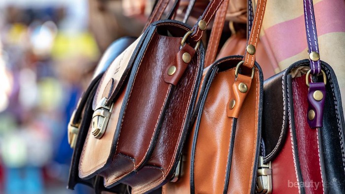 Beda Bahan, Tiap Tas Juga Beda Cara Perawatannya!