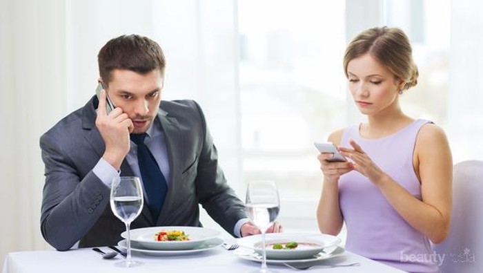 5 Trik Menjaga Hubungan dengan Pasangan yang Sama-sama Sibuk!