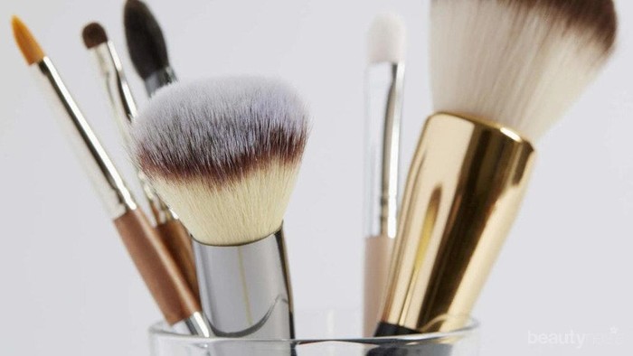Cara Ini Akan Hindarkan Brush Makeup dari Kerontokan