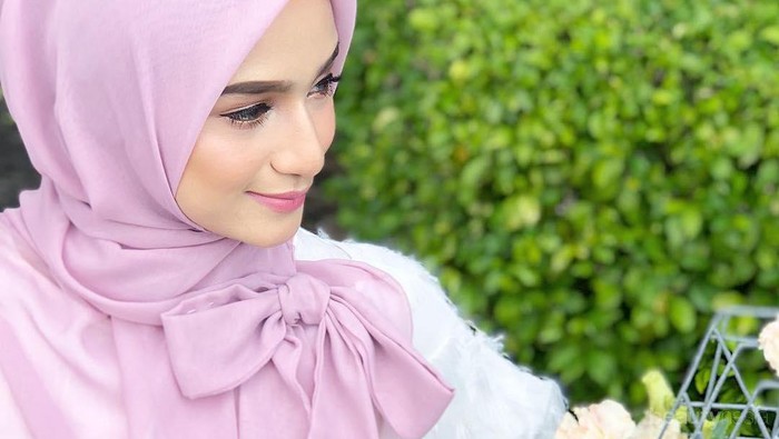 Tidak Perlu Ribet, Tutorial Ala Hijabers Malaysia Ini Bisa Bikin Kamu Terlihat Lebih Anggun!