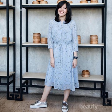Begini Tips Memadukan Dress dan Sneakers yang Tetap Bikin Kamu Terlihat Manis dan Stylish
