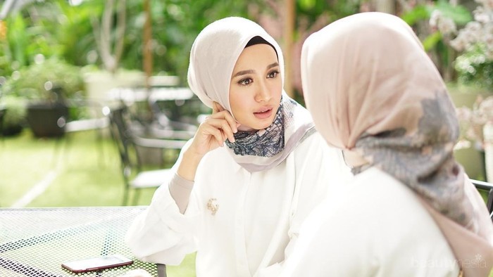 Dari Casual Hingga Formal, Yuk Intip Gaya Hijab Segi Empat Rapi Khas Laudya Cynthia Bella