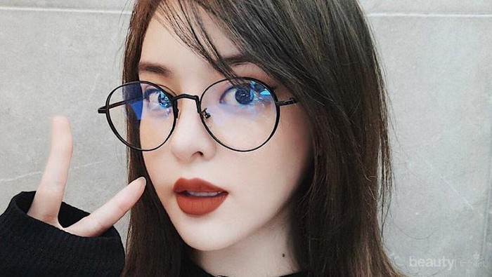 Cara Ini Akan Memudahkan Wanita Berkacamata untuk Mengaplikasikan Eyeliner, Coba Yuk!