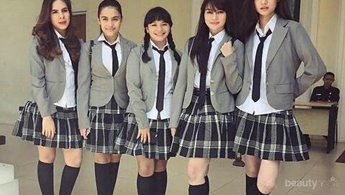 Meskipun Pakai Seragam Sekolah, Beberapa Fashion Item Ini Akan Bikin Kamu Paling Kece di Sekolah