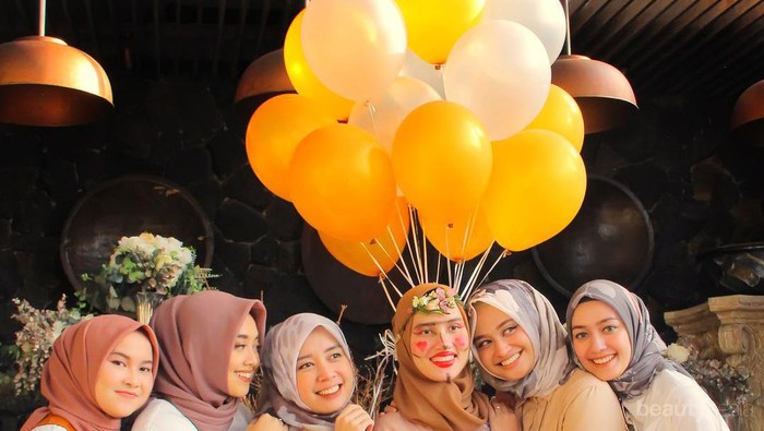 Ini Pilihan Warna dan Model Hijab yang Bisa Dipakai Saat Acara Bridal Shower, Lebih Gemes Mana?