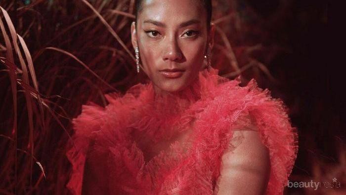 Gaya Seksi Tara Basro di Premier Film Perempuan Tanah Jahanam