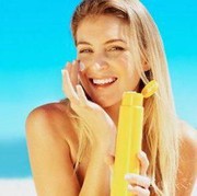 Enggak Bikin Rusak Riasan Wajah, Begini Cara Tepat Reapply Sunscreen