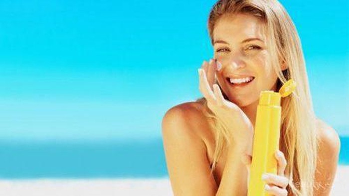 Enggak Bikin Rusak Riasan Wajah, Begini Cara Tepat Reapply Sunscreen