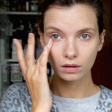 img-title Tanpa Perlu Concealer, Kamu Bisa Menghilangkan Mata Panda Hanya dengan 5 Bahan Ini!