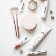 Dari Foundation Hingga Lip Gloss, Tutorial Make Up dengan Produk Glossier Ini Glowing Banget
