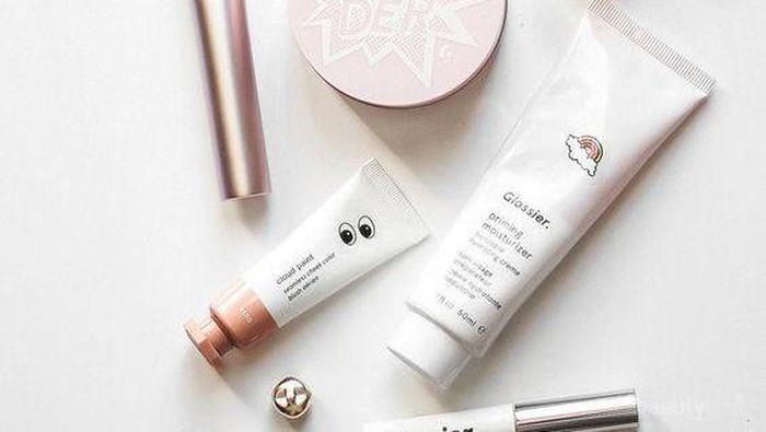 Dari Foundation Hingga Lip Gloss, Tutorial Make Up dengan Produk Glossier Ini Glowing Banget
