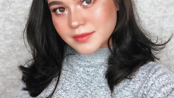 Ladies, Ini Dia Tips Memilih Highlighter Sesuai Warna Kulitmu!