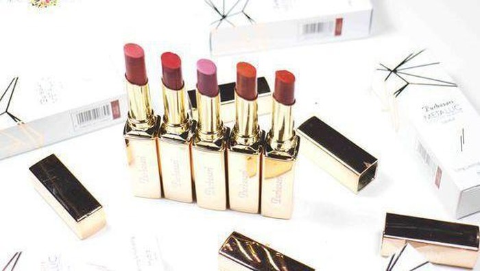 Mau Mencoba Lipstik Metalik yang Hasilnya Soft? Yuk Pakai Purbasari Metallic Color Mate Lipstick
