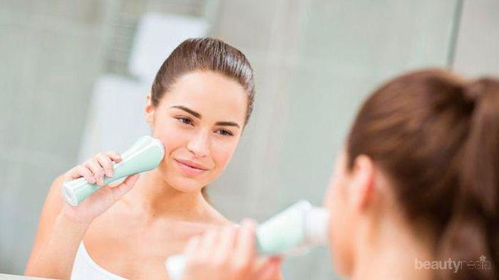 Jangan Asal Pakai, Lakukan 6 Tips Ini Ketika Menggunakan Facial Cleansing Brush untuk Wajah