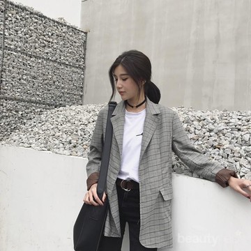img-title Outfit Kekinian yang Bisa Kamu Coba Agar Penampilanmu Tampak Lebih Muda