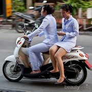 Ladies, Suka Naik Motor? Ternyata Posisi Duduk Ini Berbahaya Banget Loh!