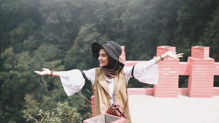 Ladies Catat Baik-Baik! Ini 4 Desain Baju Untuk Hijabers Bertubuh Kurus Agar Terlihat Lebih Gemuk!