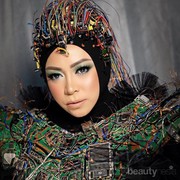 Deretan Aksesori Kepala Melly Goeslaw dari Unik Hingga Nyentrik