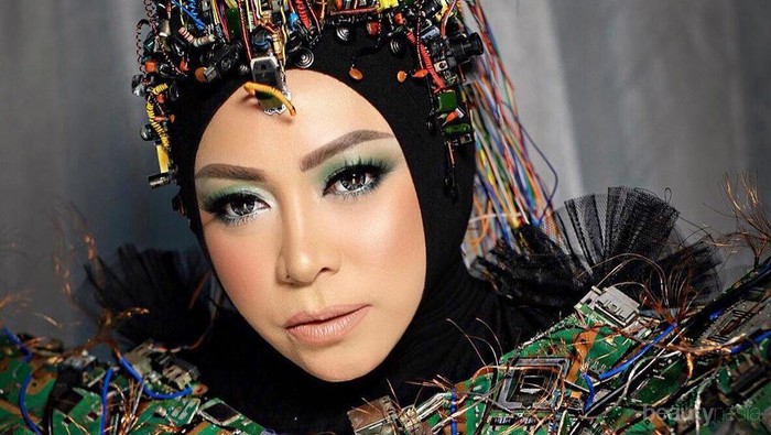 Deretan Aksesori Kepala Melly Goeslaw dari Unik Hingga Nyentrik