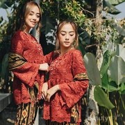 5 Inspirasi Look dengan Kebaya Berwarna Maroon Buat Acara Formal! Mau Lihat?