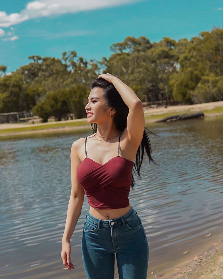 Maria Vania menjadi sosok presenter yang sangat dikagumi oleh para lelaki. Setiap unggahannya di Instagram selalu bisa menarik perhatian.