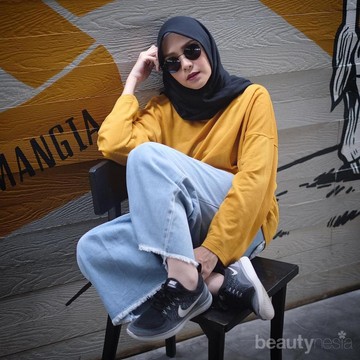 Ladies Intip Yuk, Gaya Hijab Casual Layering Ala Zascia Adya Meca!