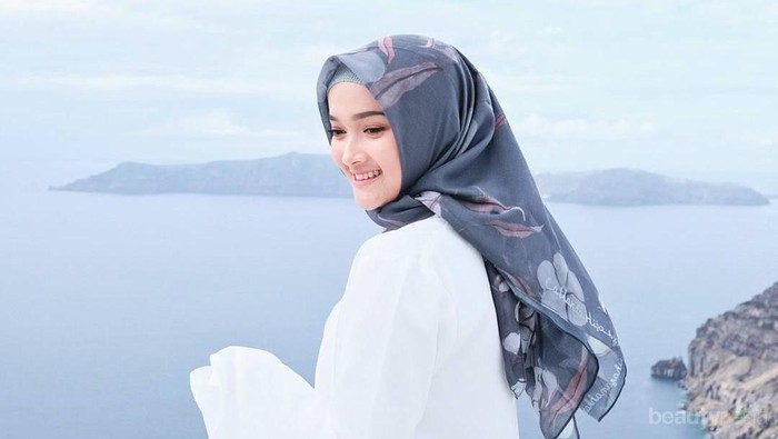 Ini Dia Gaya Hijab yang Cocok Dipakai Si Pemilik Wajah Kecil, Terlihat Makin Gemes!