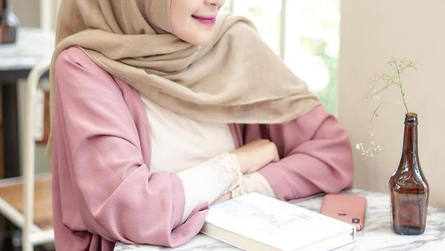 Hijabers Ini Dia Pilihan Warna  Kerudung  Cerah yang Tak 