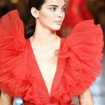 img-title Cantiknya Penampilan Kendall Jenner di Kolaborasi Giambattista Valli dengan H&M yang Menawan!