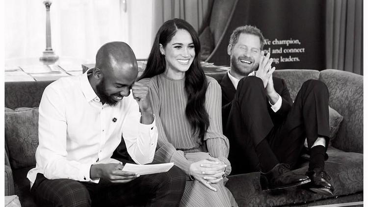 Harry dan Meghan Markle bertemu dengan para pemimpin muda sebelum resmi mundur dari kerajaan. Tampak rona kebahagiaan di wajah pasangan ini, Bun.