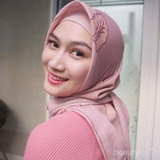 8 Warna Hijab ala Melody Laksani untuk Kulit Wajah Lebih Cerah