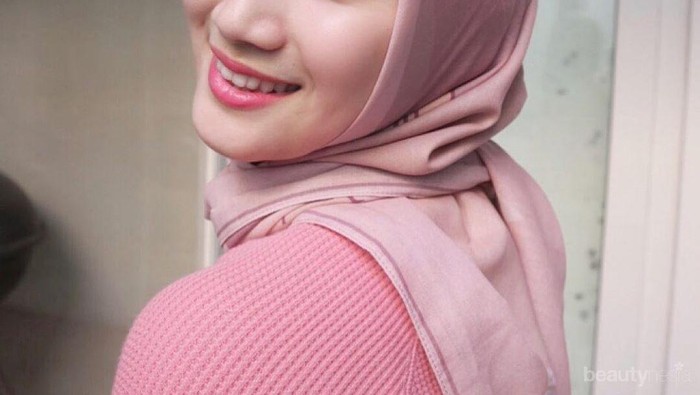 8 Warna Hijab ala Melody Laksani untuk Kulit Wajah Lebih Cerah