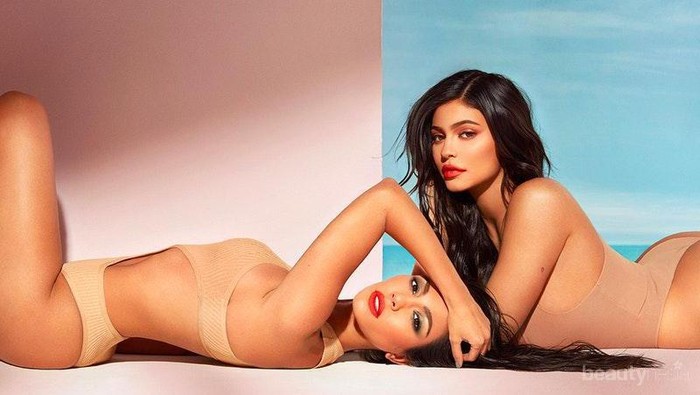 Sudah Coba Belum? Produk Terbaru Kylie Jenner X Kourtney Kardashian Ini Cantik-Cantik Banget!