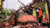 FOTO: Sejumlah Rumah Rusak Akibat Gempa Sukabumi Gempa berkekuatan magnitudo 5 mengguncang Sukabumi, Selasa (10/3). Sejumlah rumah di Kabupaten Sukabumi dan Bogor rusak. Tiga orang terluka dalam peristiwa itu.